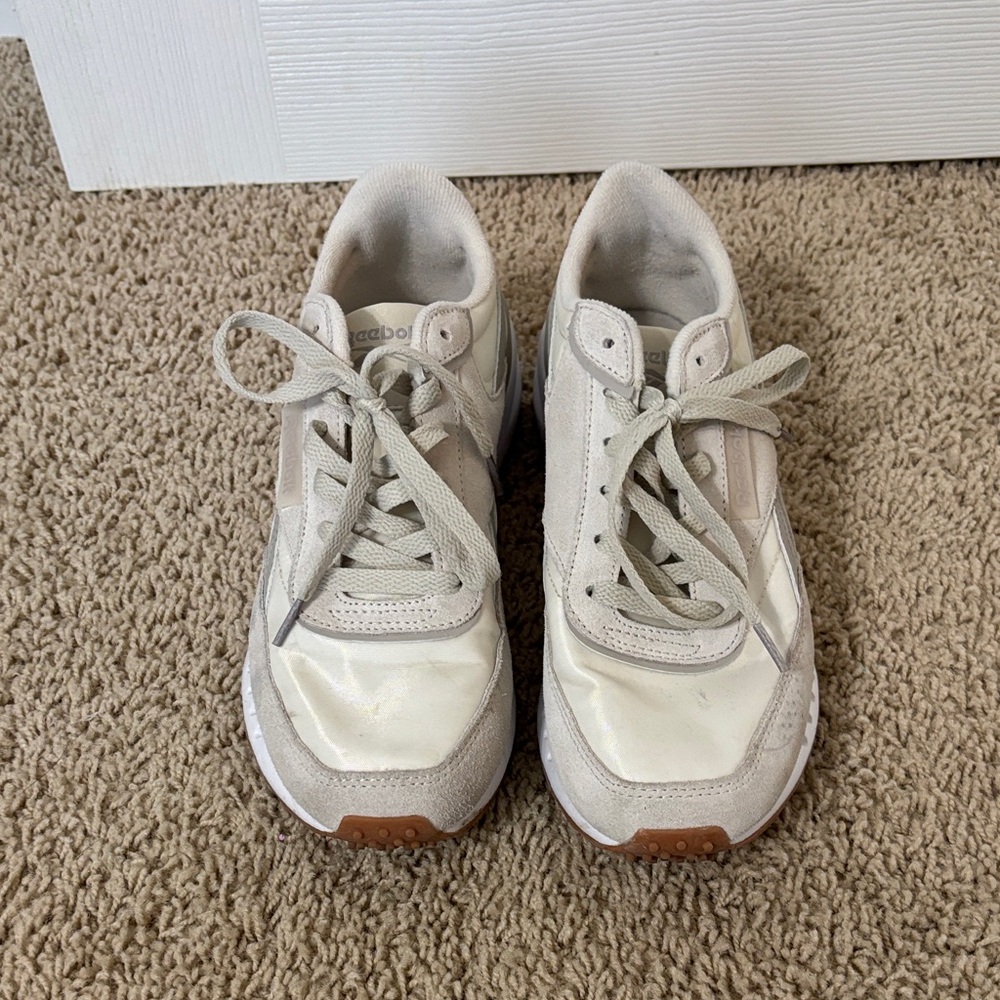 Reebok Women’s Cream and Tan Sneakers size 8.
